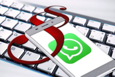 Imagen de un móvil con el icono de Whatsapp sobre un teclado